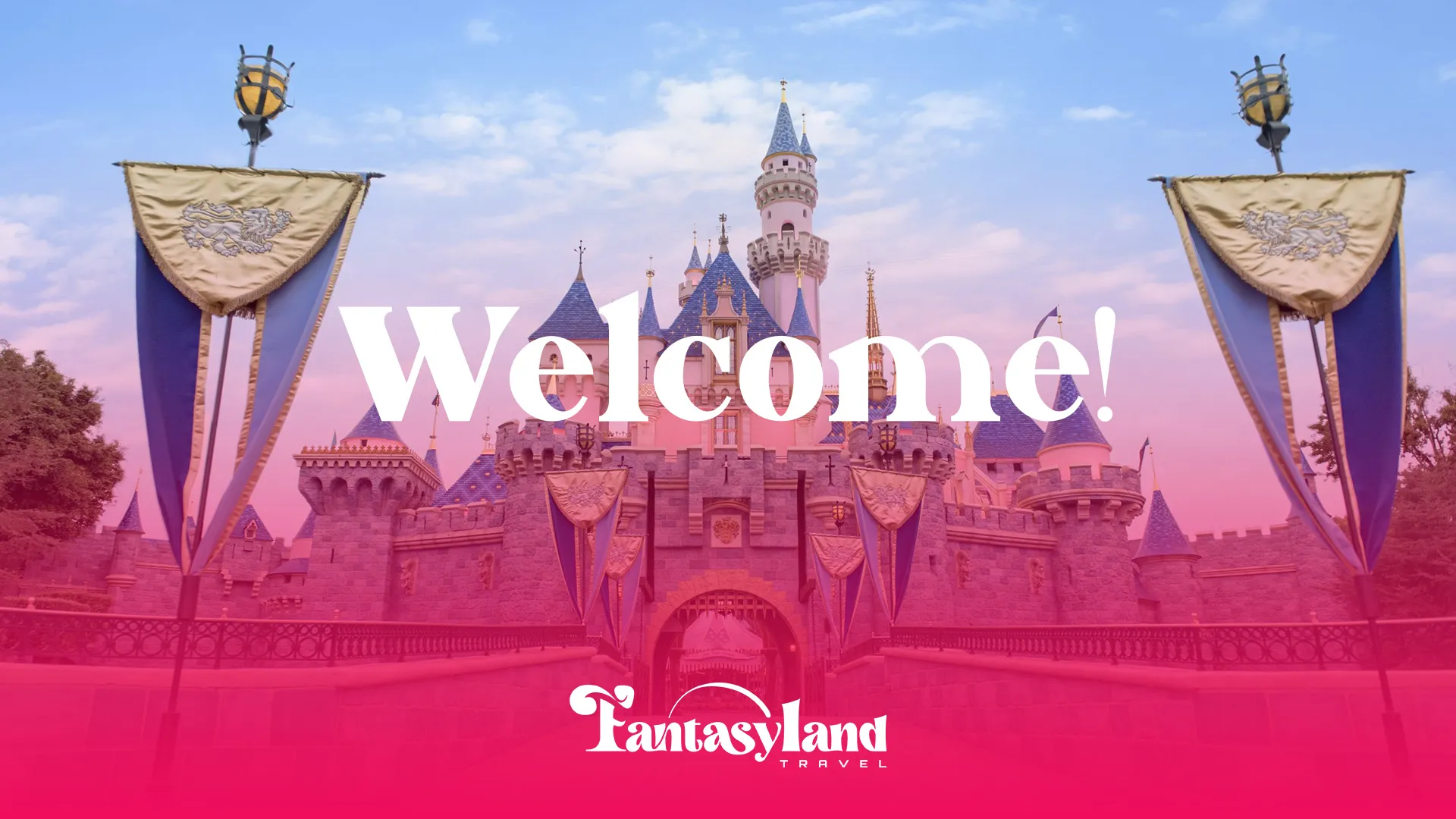 Castelo da Branca de Neve na Disney World ao fundo, a frente a inscrição "Welcome!" com letras grandes e abaixo sobre um fundo degradê rosa o logotipo da Fantasyland Travel na cor branca