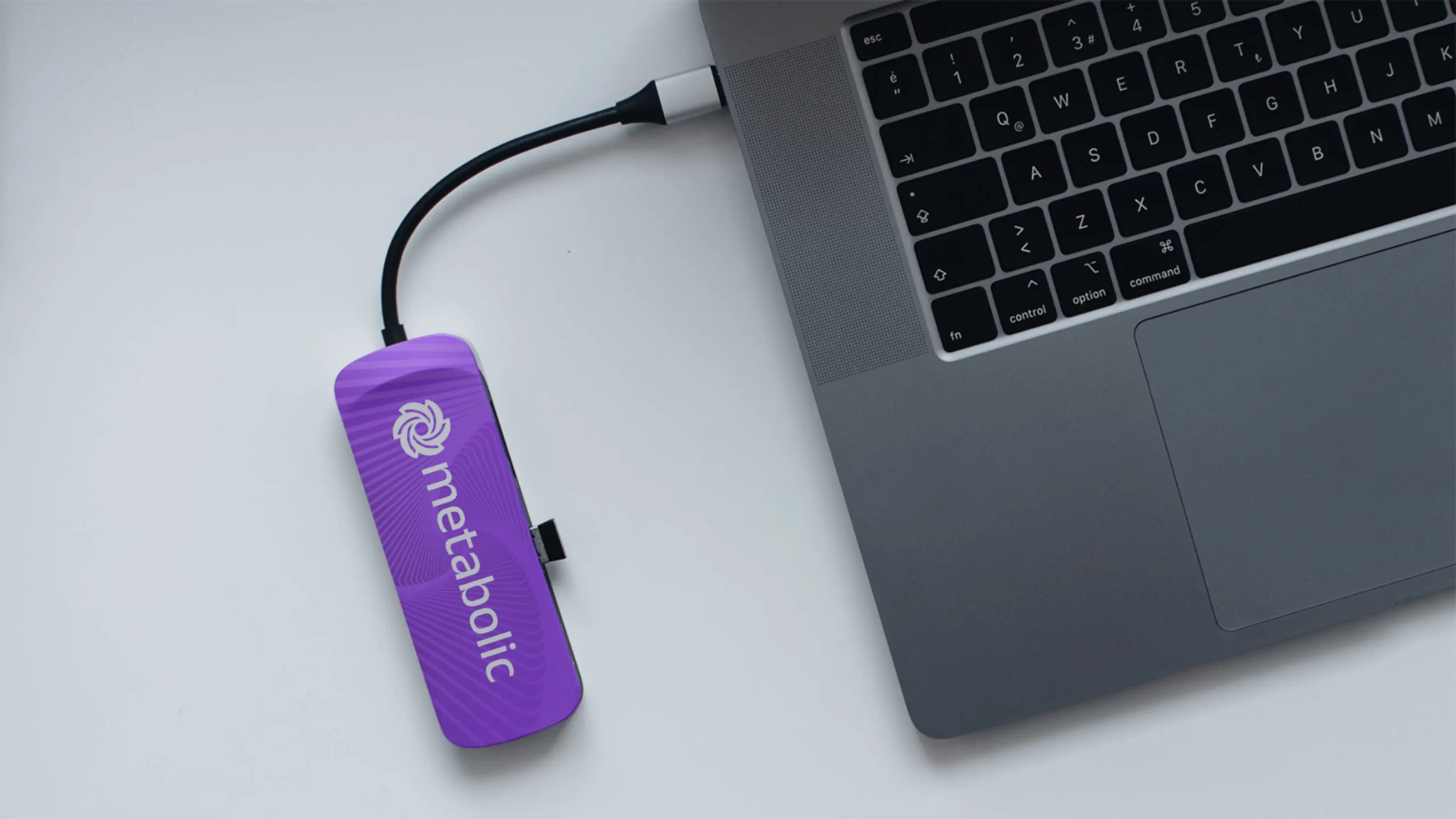 notebook com pendrive da Metabolic Biosolutions