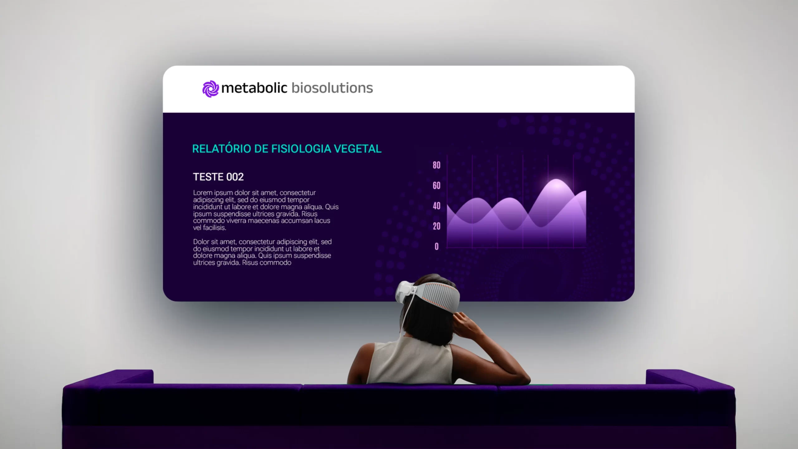 mulher sentada no sofá usando óculos de realidade aumentada vendo gráficos Metabolic Biosolutions
